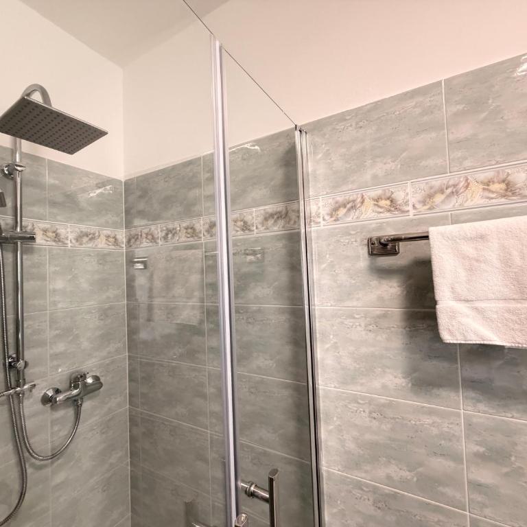 Beach-Center-Renovated-Parking-Balcony apartment - Two-Bedroom Apartment - 27