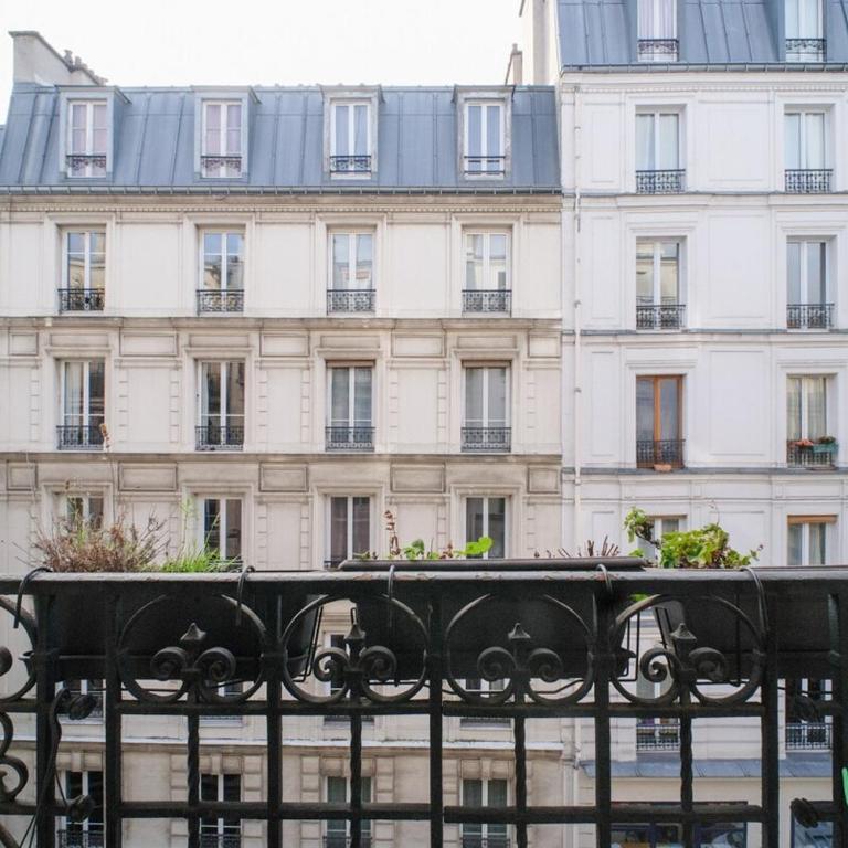 Appart parisien avec balcon – Montmartre - Apartment - 13