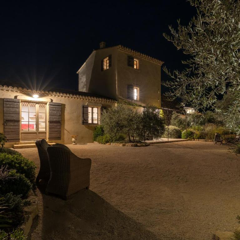 Villa de charme, avec piscine chauffée et vue panoramique sur Gordes à quelques minutes à pied du village - Casa con 3 Camere da Letto - 16