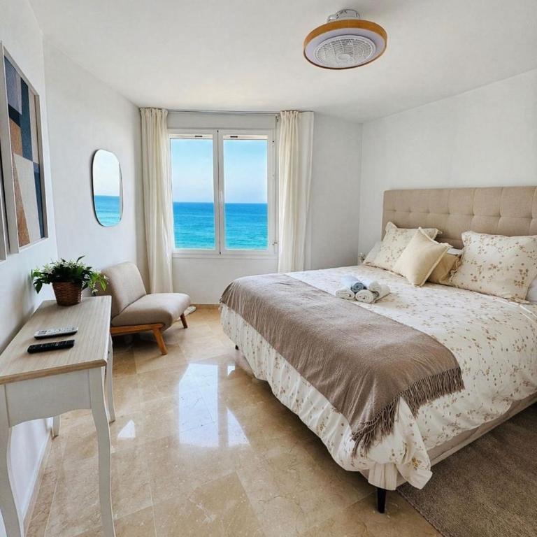 Modern beachfront apartment 2 Bdrm , incredible views - Apartamento de 2 dormitorios - 2