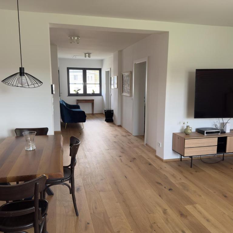 Aussichtsstraße - Wunderschön renoviertes Einfamilienhaus in See- und Stadtnähe - Haus mit 2 Schlafzimmern - 24
