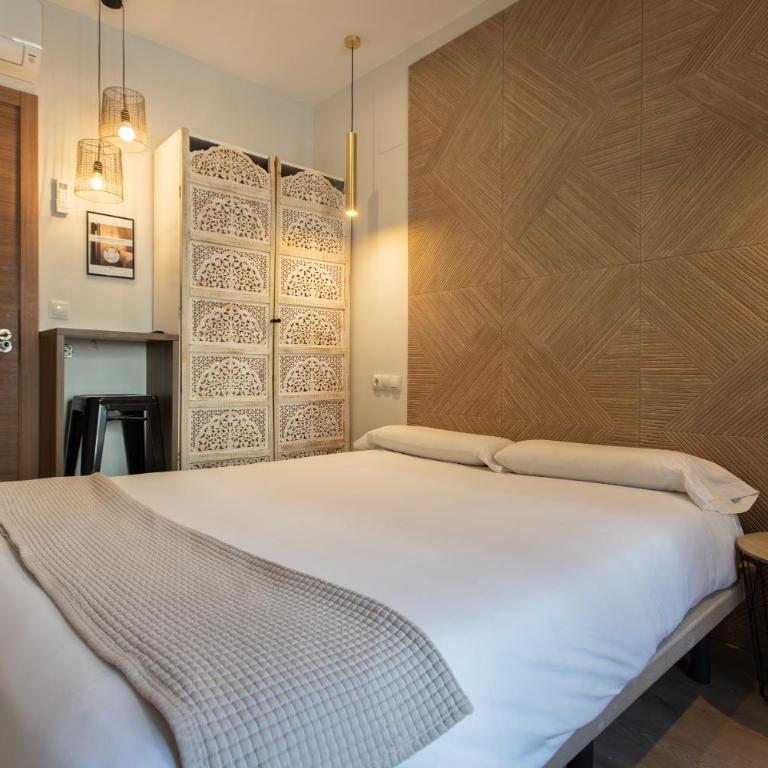 AbraCadabra Suites - Habitación Doble con baño compartido y balcón - 13
