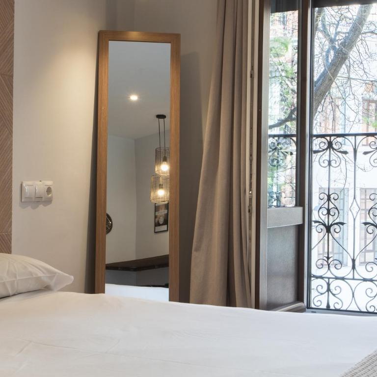 AbraCadabra Suites - Habitación Doble con baño compartido y balcón - 14