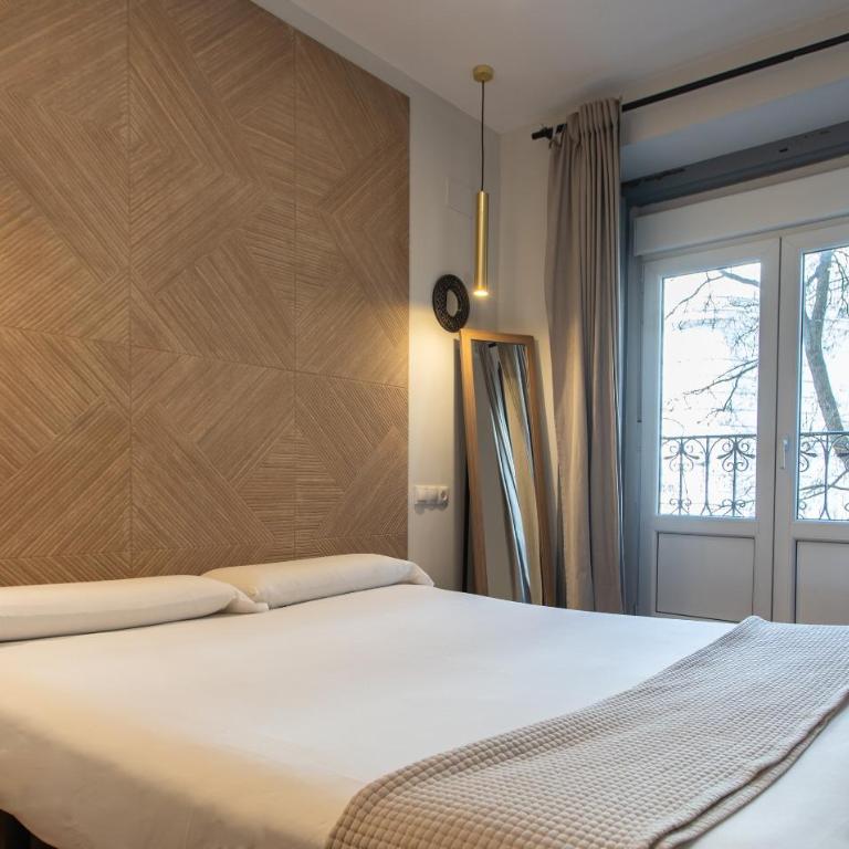 AbraCadabra Suites - Habitación Doble con baño compartido y balcón - 5