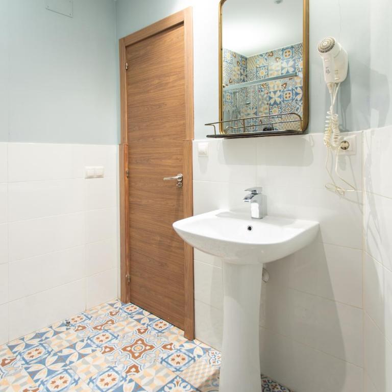 AbraCadabra Suites - Habitación Doble con baño compartido y balcón - 21
