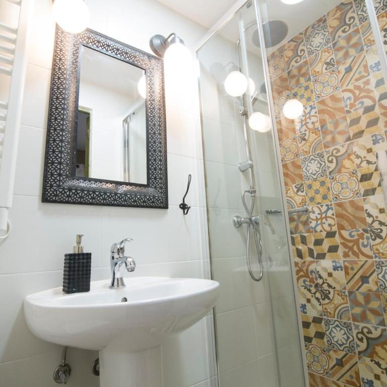 AbraCadabra Suites - Habitación Doble con baño compartido y balcón - 25