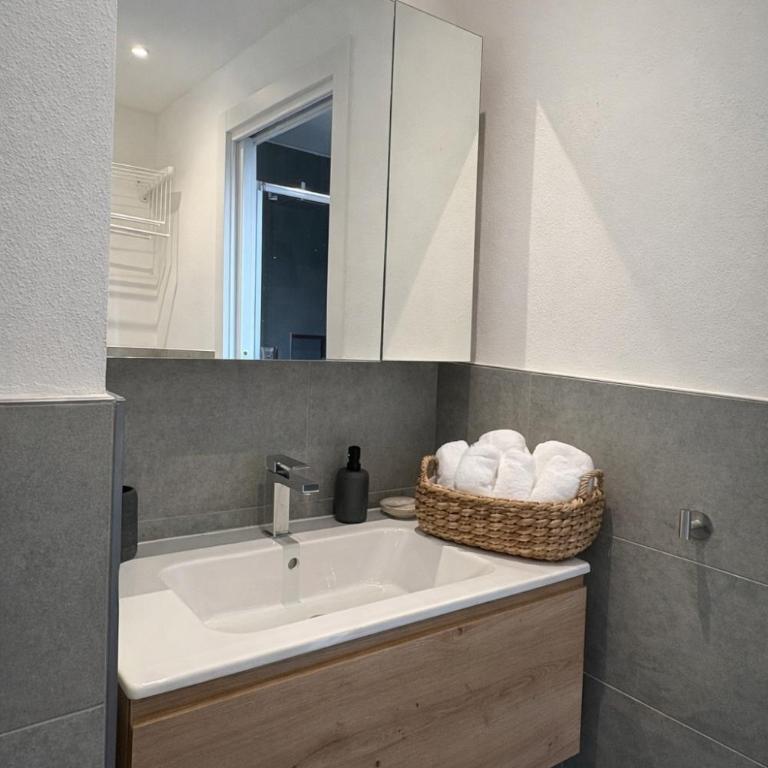 Borgovico Modern Romantic Como Central Apt - One-Bedroom Apartment - 3