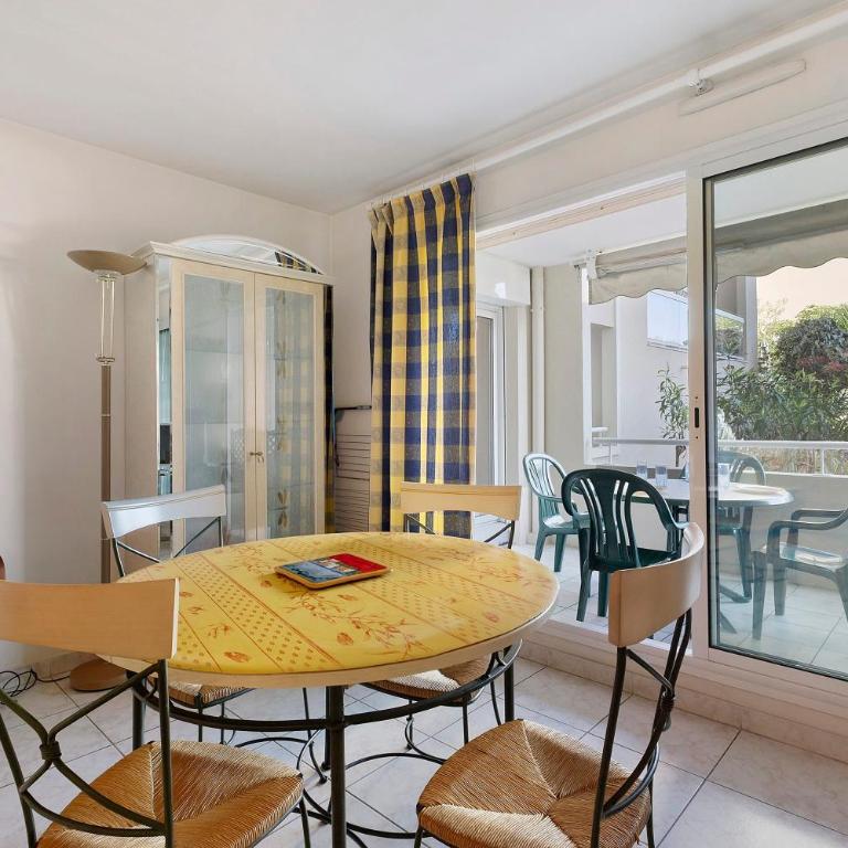 Antibes Centre la Mer 3P Parking - Two-Bedroom Deluxe Apartment with Garden View - 18
