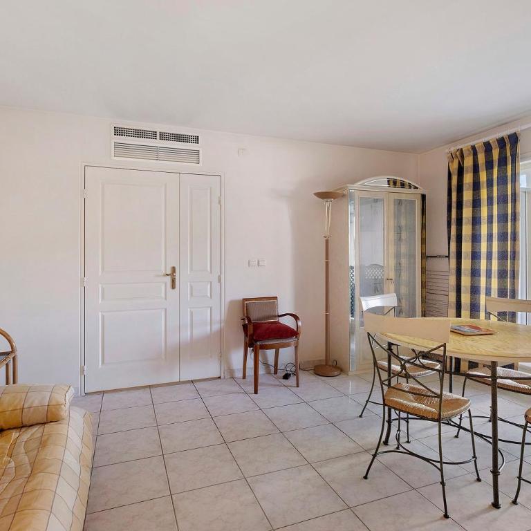 Antibes Centre la Mer 3P Parking - Two-Bedroom Deluxe Apartment with Garden View - 5