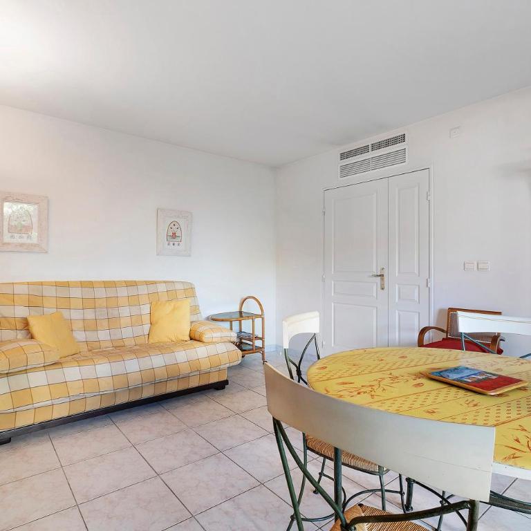 Antibes Centre la Mer 3P Parking - Two-Bedroom Deluxe Apartment with Garden View - 4