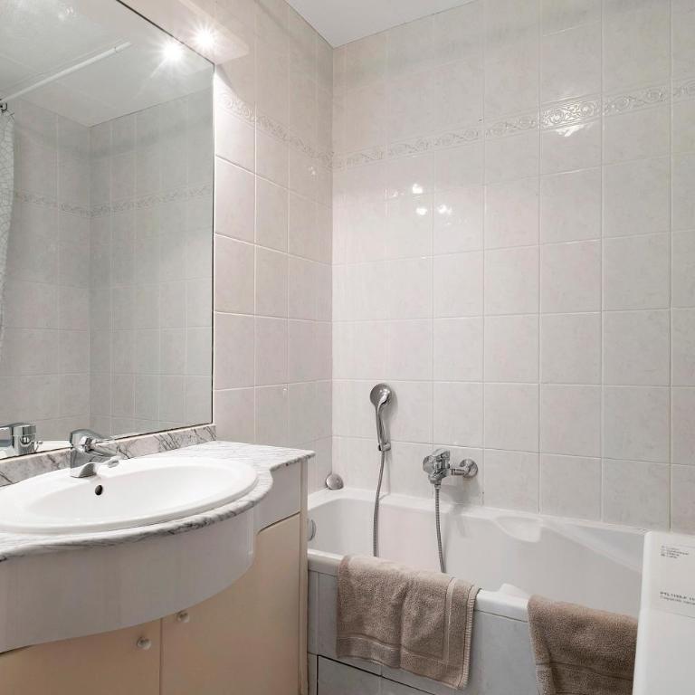 Antibes Centre la Mer 3P Parking - Two-Bedroom Deluxe Apartment with Garden View - 13