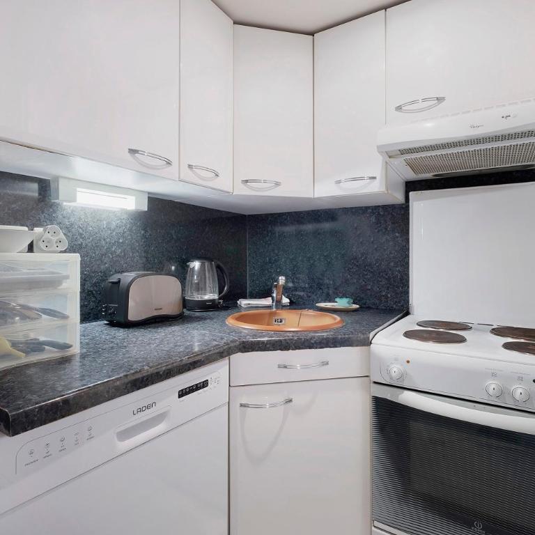 Antibes Centre la Mer 3P Parking - Two-Bedroom Deluxe Apartment with Garden View - 7