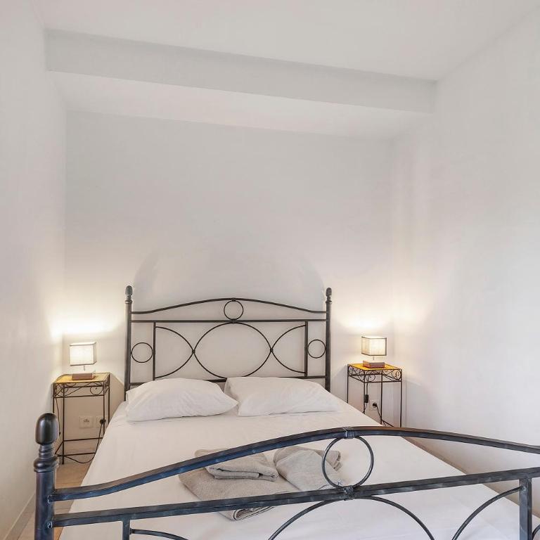 Antibes Centre la Mer 3P Parking - Two-Bedroom Deluxe Apartment with Garden View - 12
