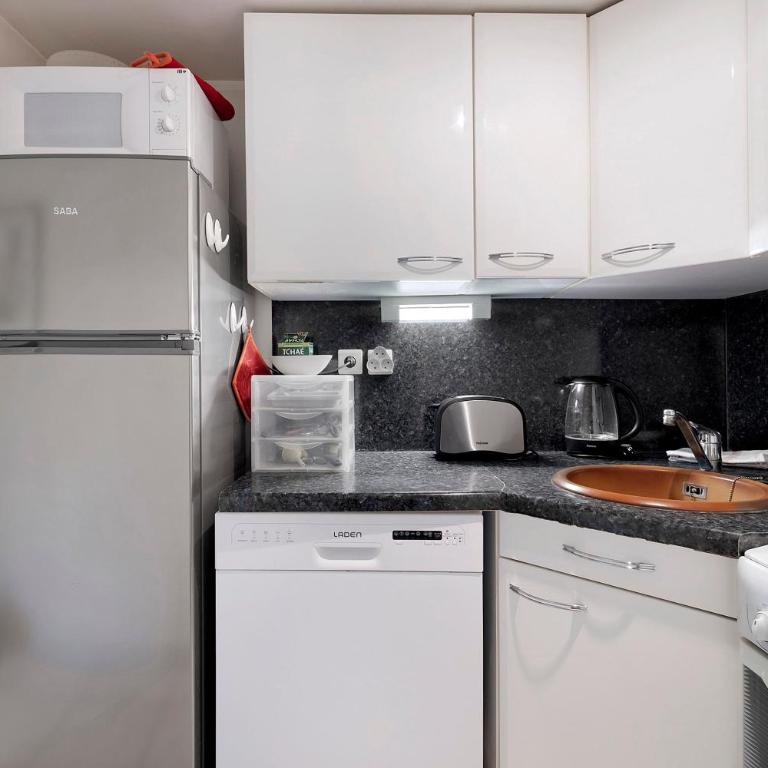 Antibes Centre la Mer 3P Parking - Two-Bedroom Deluxe Apartment with Garden View - 8