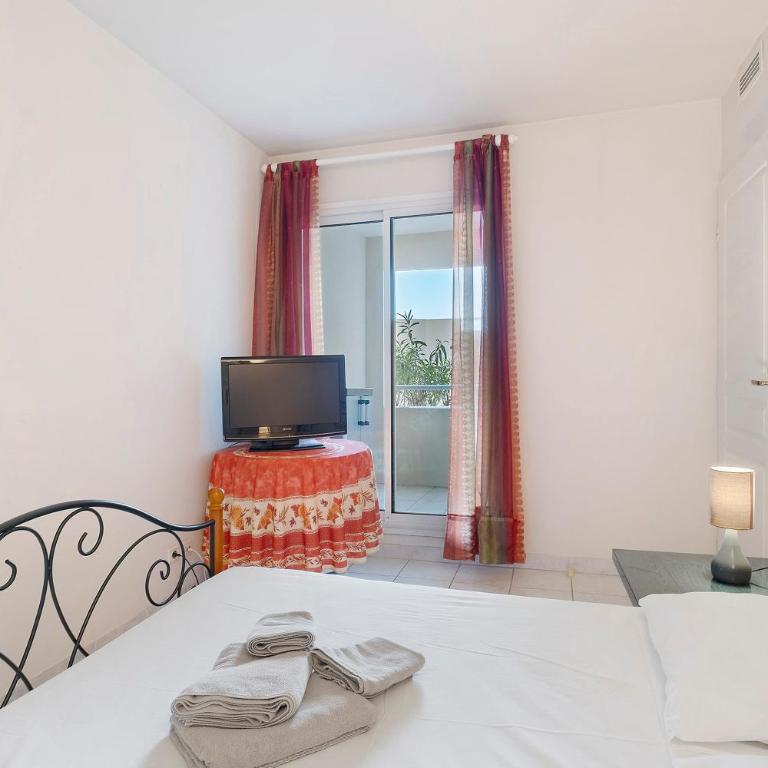 Antibes Centre la Mer 3P Parking - Two-Bedroom Deluxe Apartment with Garden View - 15