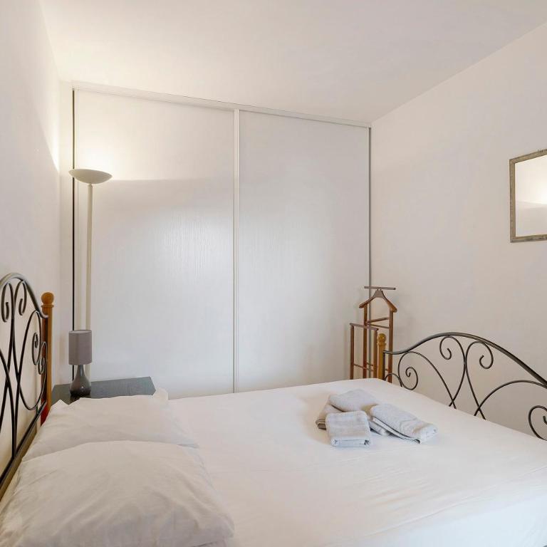 Antibes Centre la Mer 3P Parking - Two-Bedroom Deluxe Apartment with Garden View - 14