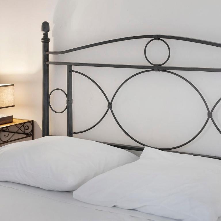 Antibes Centre la Mer 3P Parking - Two-Bedroom Deluxe Apartment with Garden View - 10