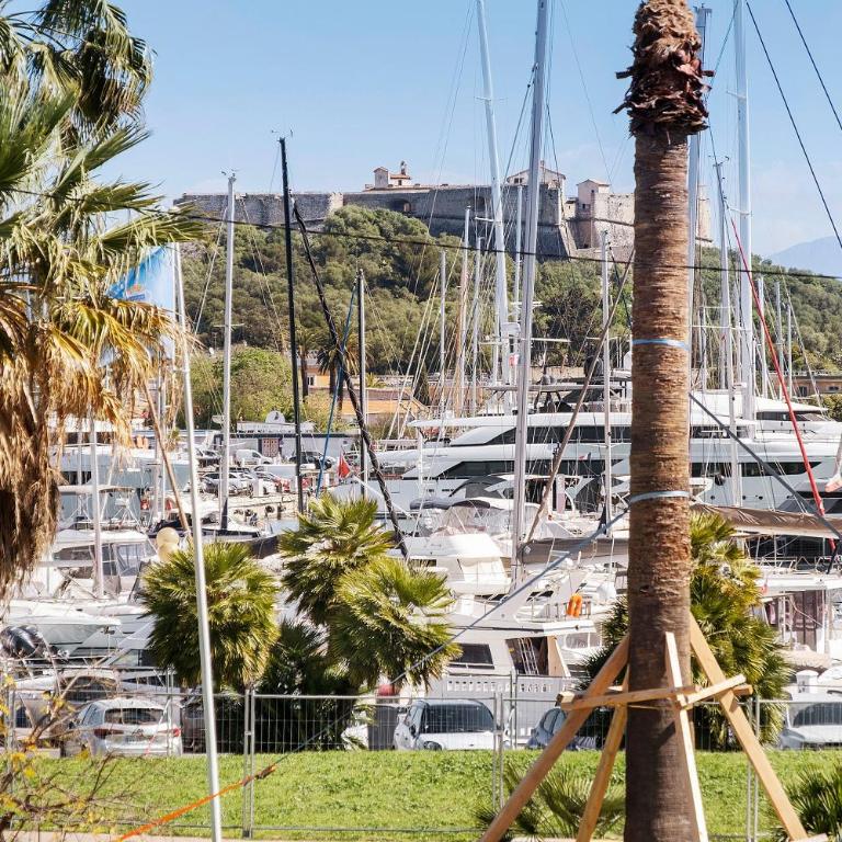 Antibes Centre la Mer 3P Parking - Two-Bedroom Deluxe Apartment with Garden View - 25