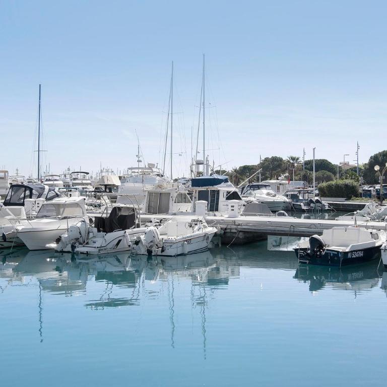 Antibes Centre la Mer 3P Parking - Two-Bedroom Deluxe Apartment with Garden View - 27