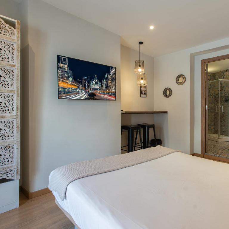 AbraCadabra Suites - Habitación con cama grande y balcón - 12