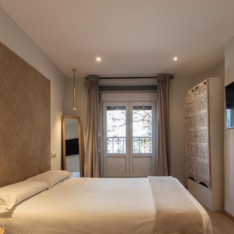 AbraCadabra Suites - Habitación con cama grande y balcón - 13