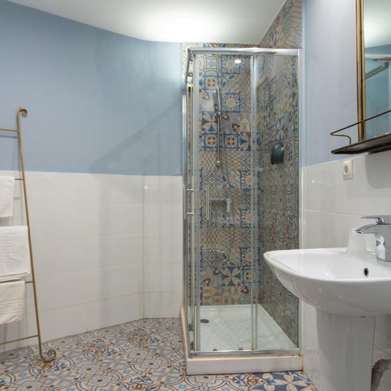 AbraCadabra Suites - Habitación con cama grande y balcón - 9