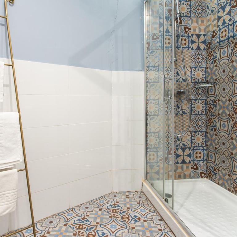 AbraCadabra Suites - Habitación con cama grande y balcón - 6