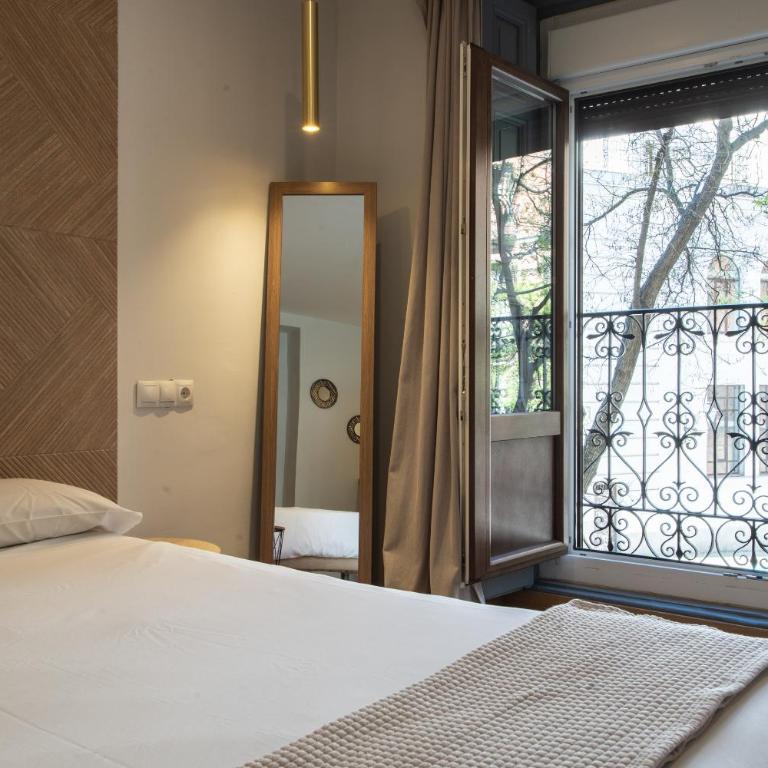 AbraCadabra Suites - Habitación con cama grande y balcón - 4