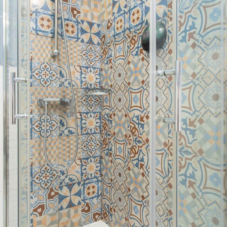 AbraCadabra Suites - Habitación con cama grande y balcón - 8