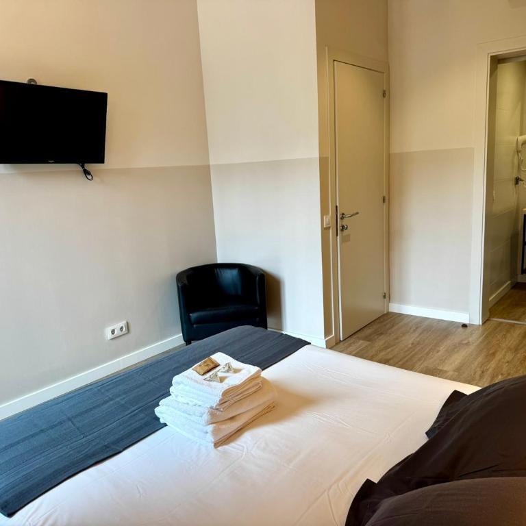 Hostalin Barcelona Gran Via - Double Room with Balcony - 8