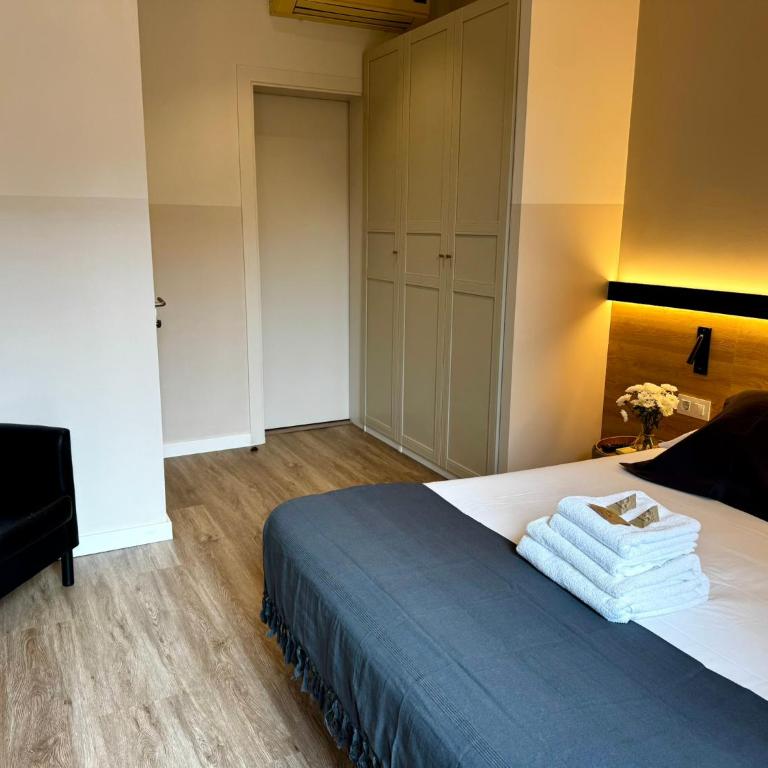 Hostalin Barcelona Gran Via - Double Room with Balcony - 9