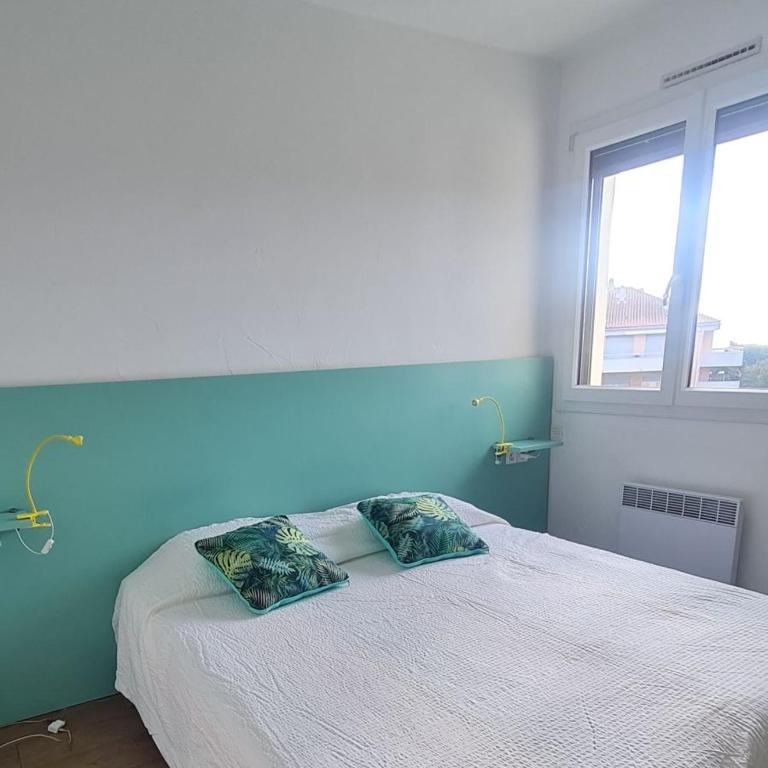 T3, 2ch, classé 3,parking gratuit sur place à 600m de la plage, des commerces ,du port proche st tropez - Appartement 2 Chambres - 33
