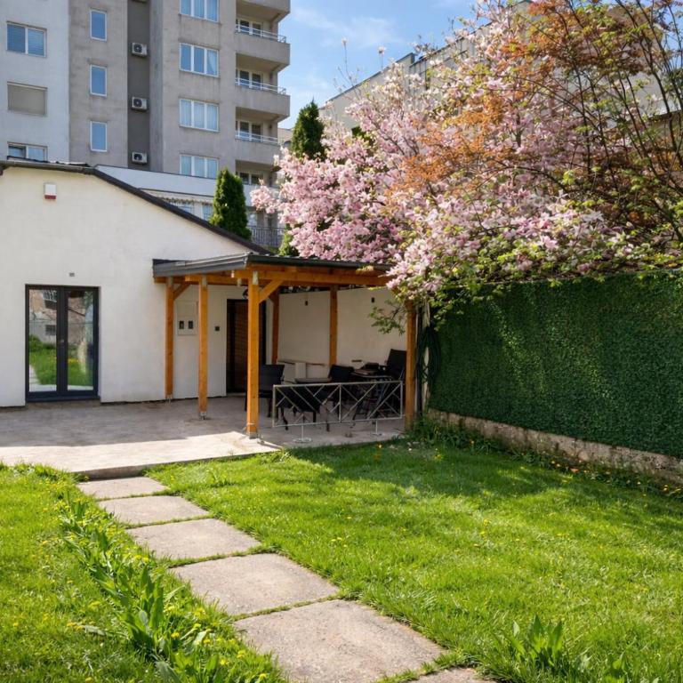 Modern Apartment with Private Garden - Walk Everywhere - Parking avaiaable - One-Bedroom Apartment - 17