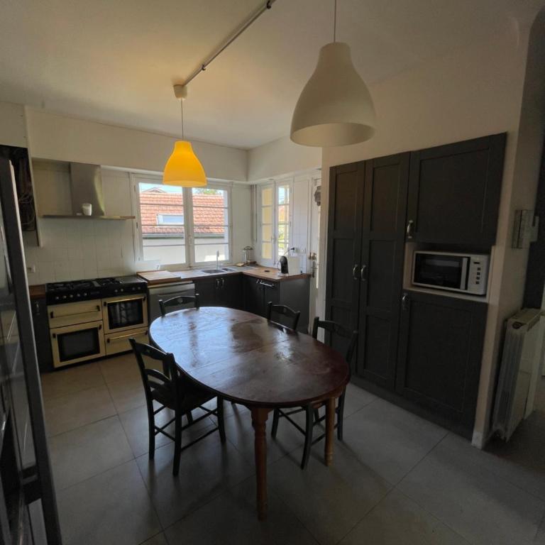Villa proche du centre ville - Six-Bedroom House - 12