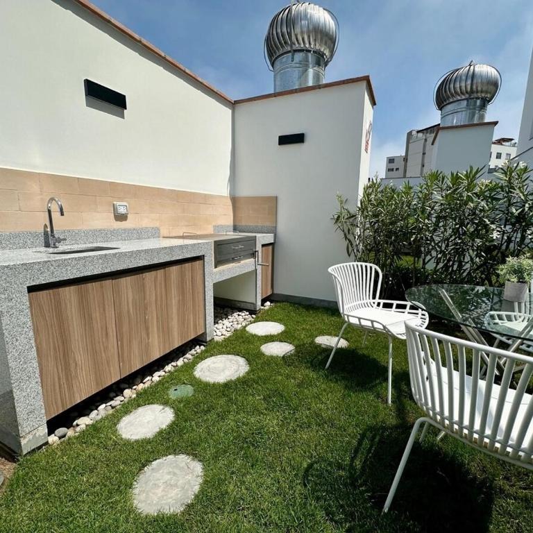 Modern 2BR 2BA Apt, 6 min to Kennedy Park, Miraflores - Two-Bedroom Apartment with Balcony - 36