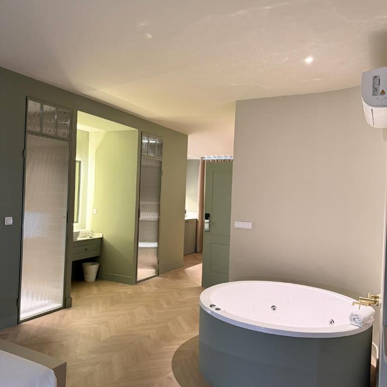 AT Boutique Alma - Suite with Terrace - 12