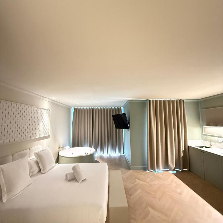 AT Boutique Alma - Deluxe Double Room with Balcony - 8