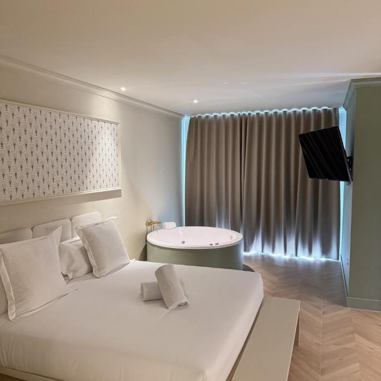 AT Boutique Alma - Deluxe Double Room with Balcony - 2