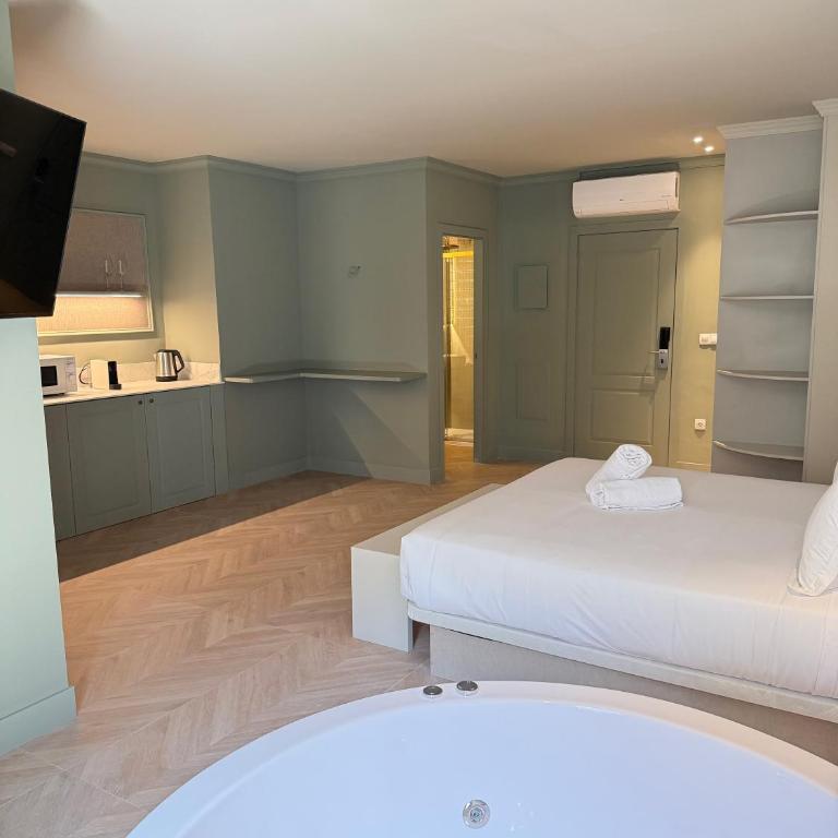AT Boutique Alma - Deluxe Double Room with Balcony - 7