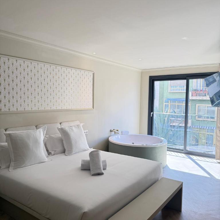 AT Boutique Alma - Deluxe Double Room with Balcony - 11