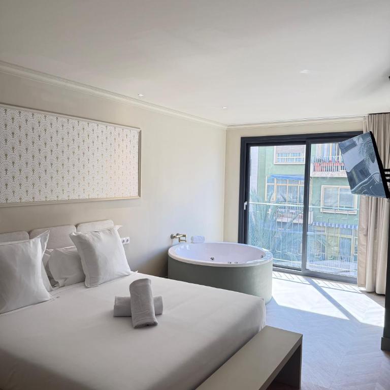 AT Boutique Alma - Deluxe Double Room with Balcony - 1