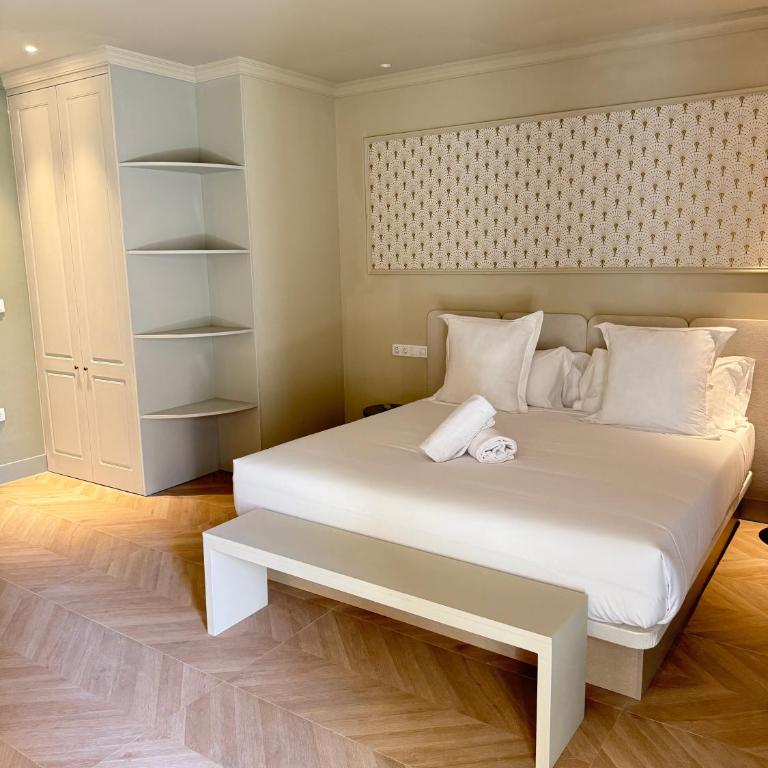 AT Boutique Alma - Deluxe Double Room with Balcony - 13