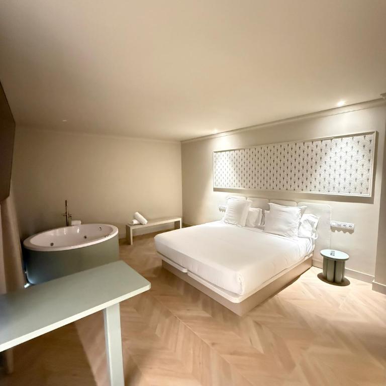 AT Boutique Alma - Deluxe Double Room with Bath - 6
