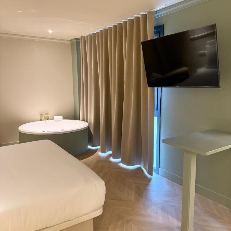AT Boutique Alma - Deluxe Double Room with Bath - 4