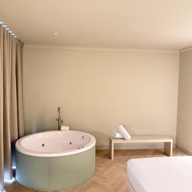 AT Boutique Alma - Deluxe Double Room with Bath - 14