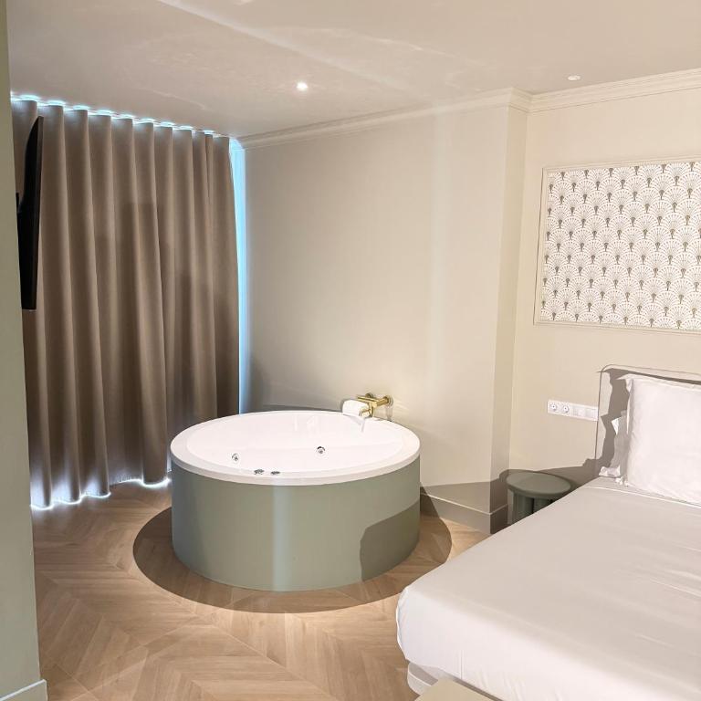 AT Boutique Alma - Deluxe Double Room with Balcony - 16