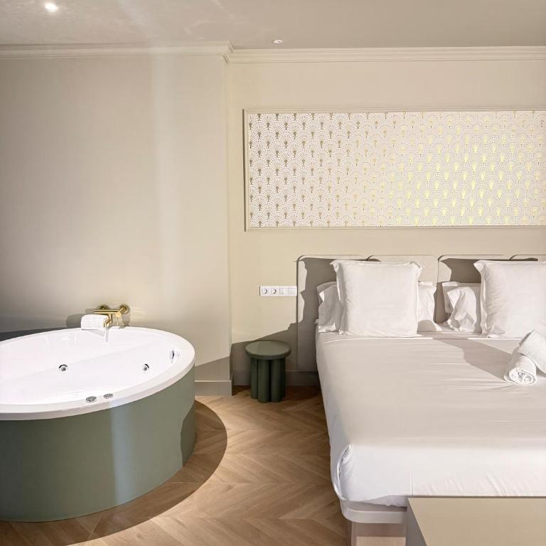 AT Boutique Alma - Deluxe Double Room with Balcony - 18
