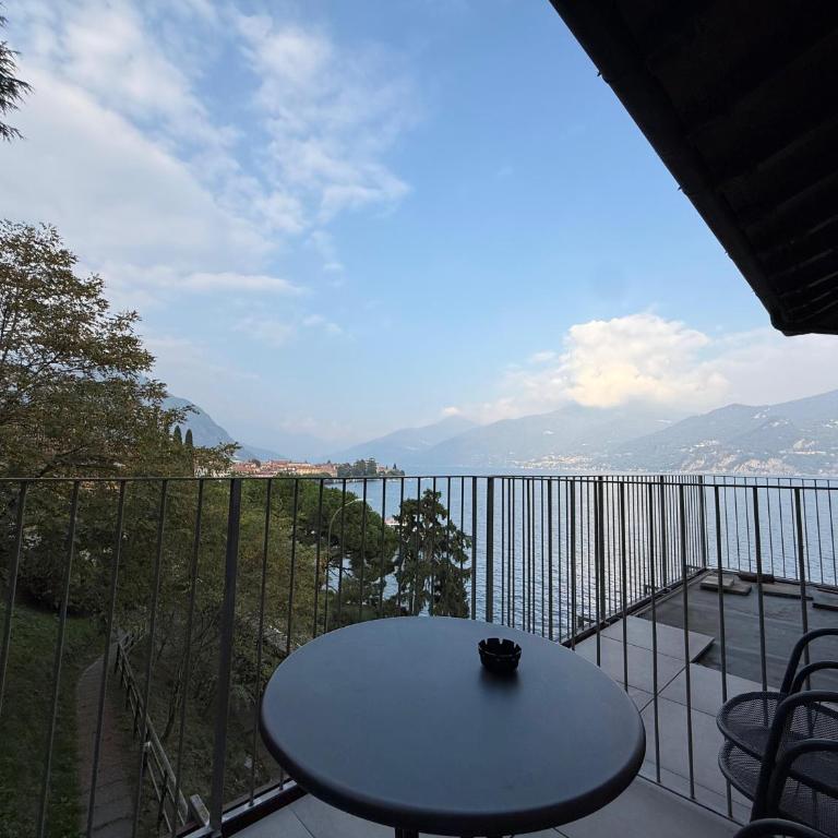 Lake Como Hostel - Vierbettzimmer mit Balkon - 5