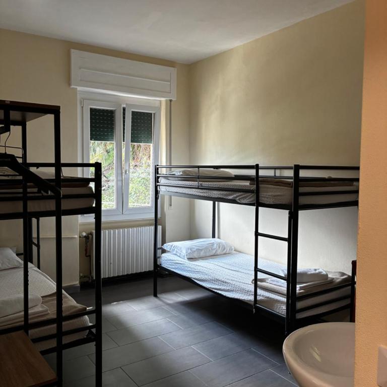 Lake Como Hostel - Vierbettzimmer mit Seeblick - 2