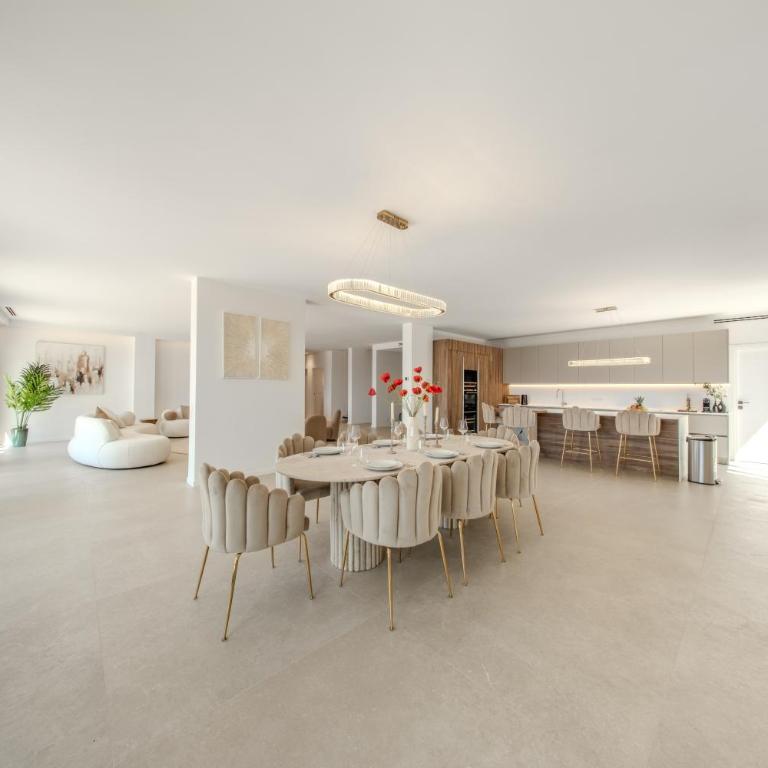 Panoramic-View Villa, 5 En-Suites, Pool, Sleeps 10 - Villa - 8